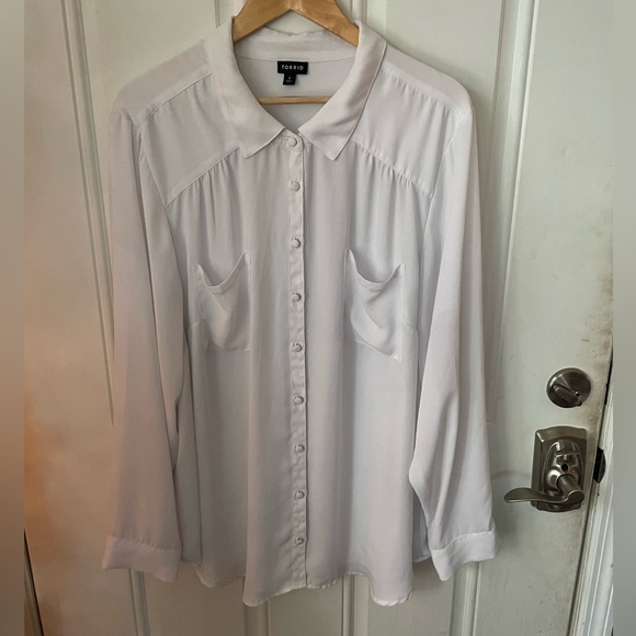 torrid Tops - Torrid 4 (SZ 26 W) Flowy Breezy Crisp White W/Pockets Covered Buttons Blouse